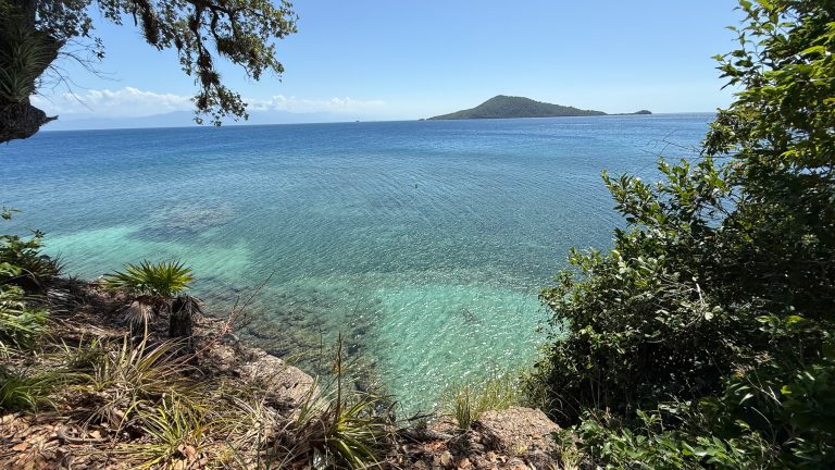 Blick von der Cayo Mayor auf das kristallklare Meer des honduranischen Meeres-Nationalparks Coya Cochinos.
