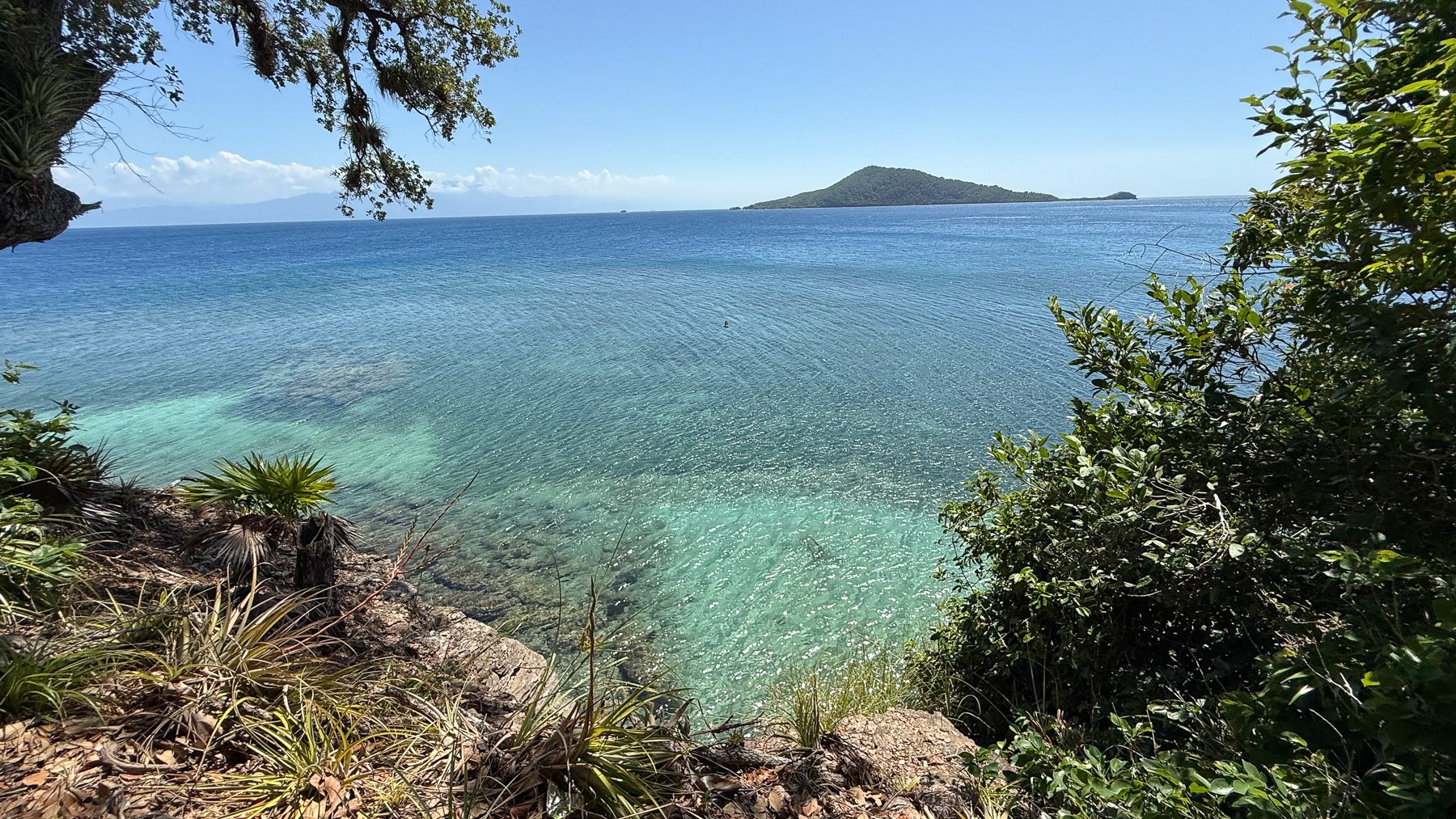Blick von der Cayo Mayor auf das kristallklare Meer des honduranischen Meeres-Nationalparks Coya Cochinos.