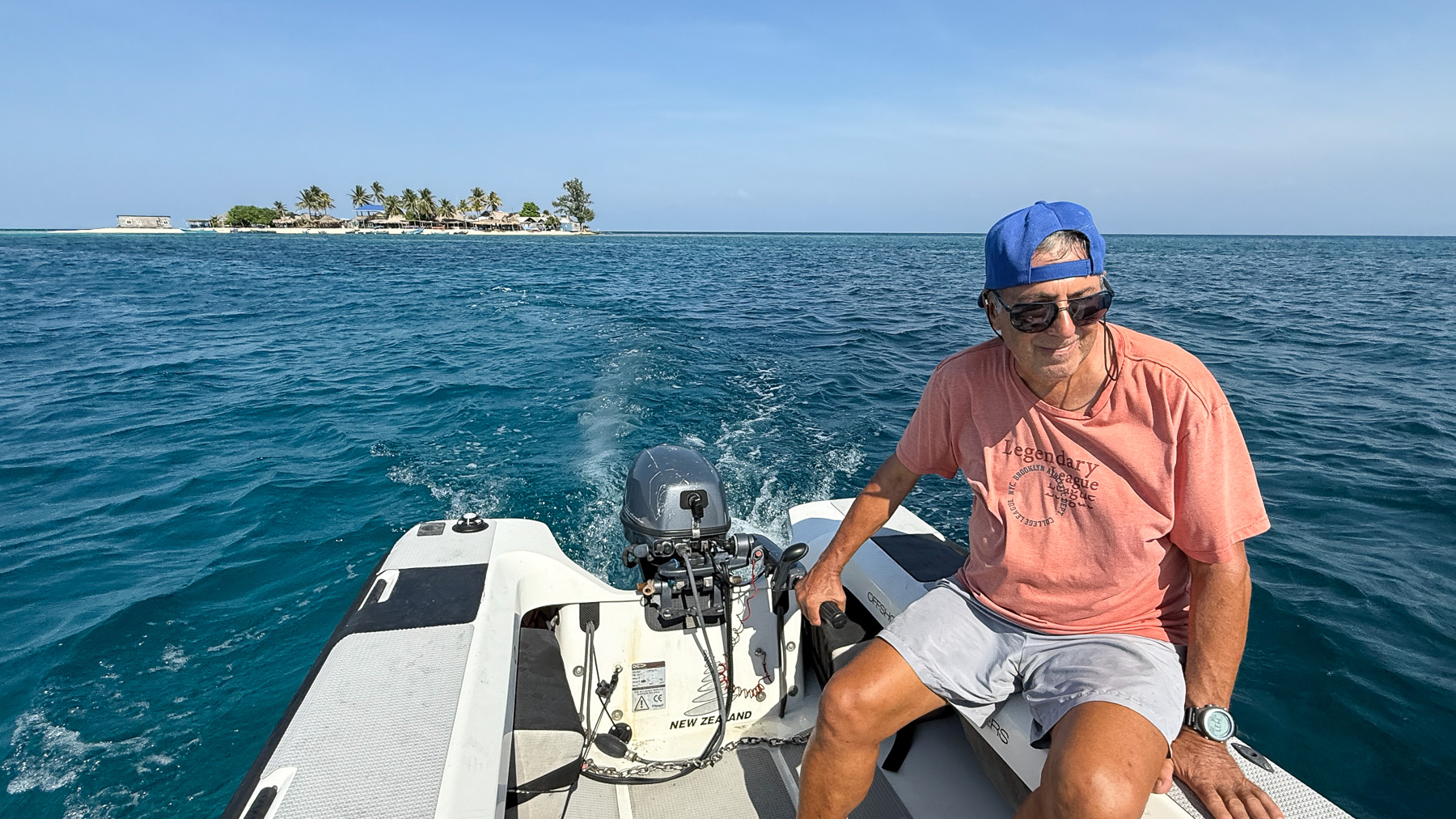Peter fährt mit dem Dinghy auf den Cayos Cochinos. Im Hintergrund ist Cayo Chachahuate zu sehen.