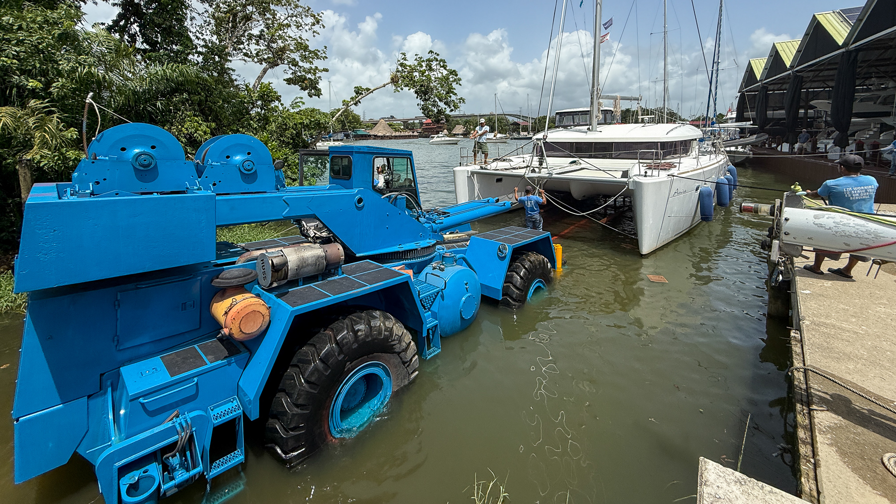 Die Amira wird aus dem Wasser gezogen.