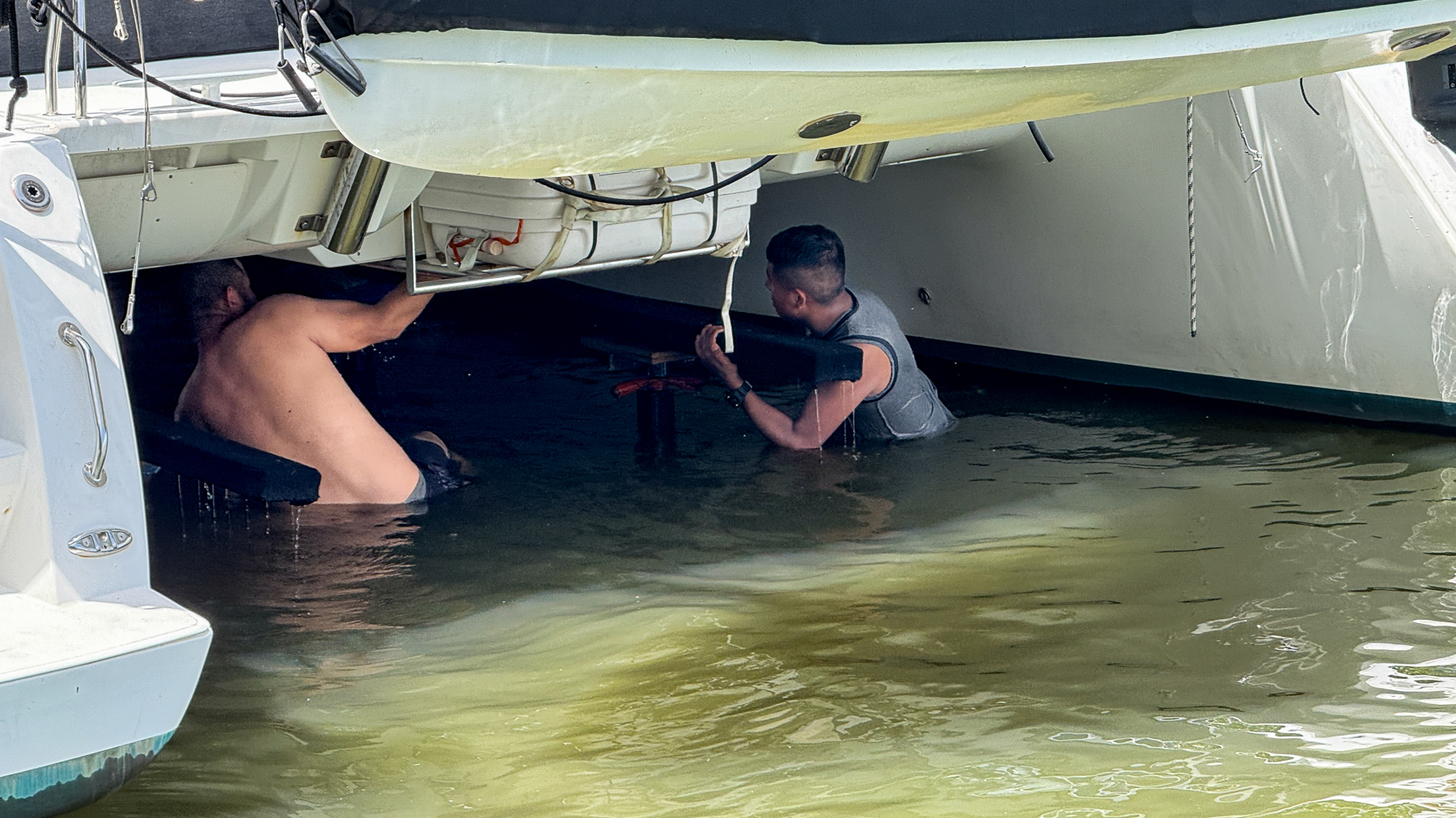 Die Amira wird aus dem Wasser gezogen.