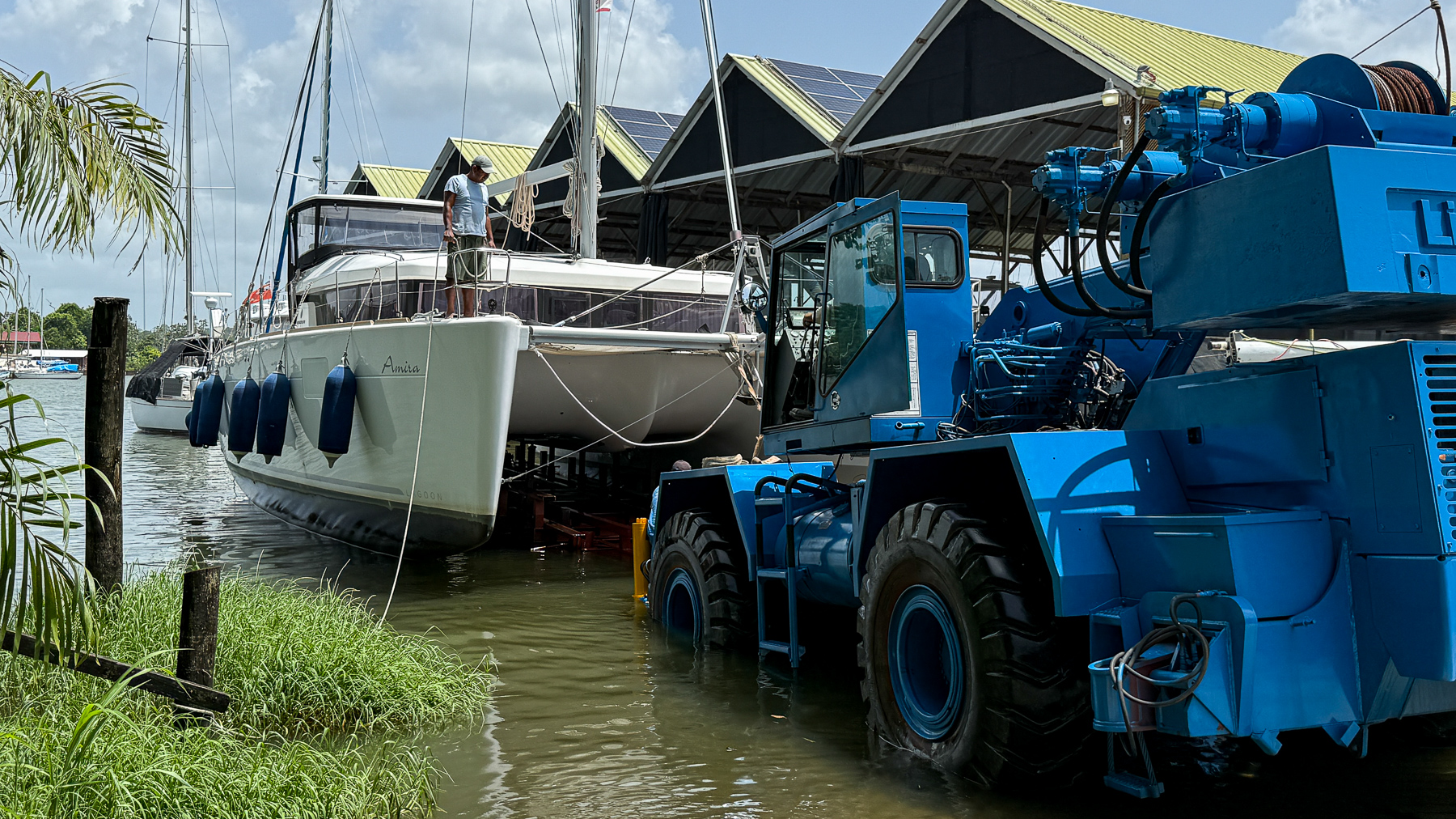 Die Amira wird aus dem Wasser gezogen.