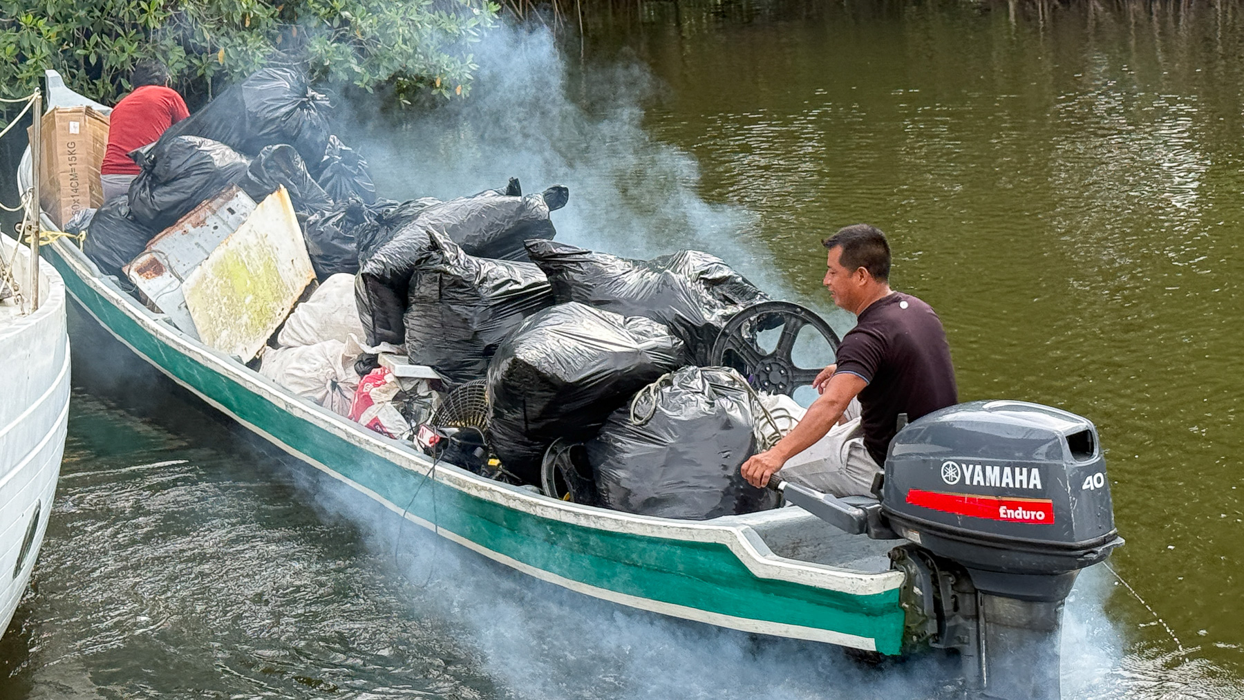Die Müllabfuhr kommt einmal pro Monat nach Cayo Quemado. Viel zu selten, findet die Segelmacherin Chloé. Die Müllabfuhr kommt einmal pro Monat nach Cayo Quemado. Viel zu selten, findet die Segelmacherin Chloé.