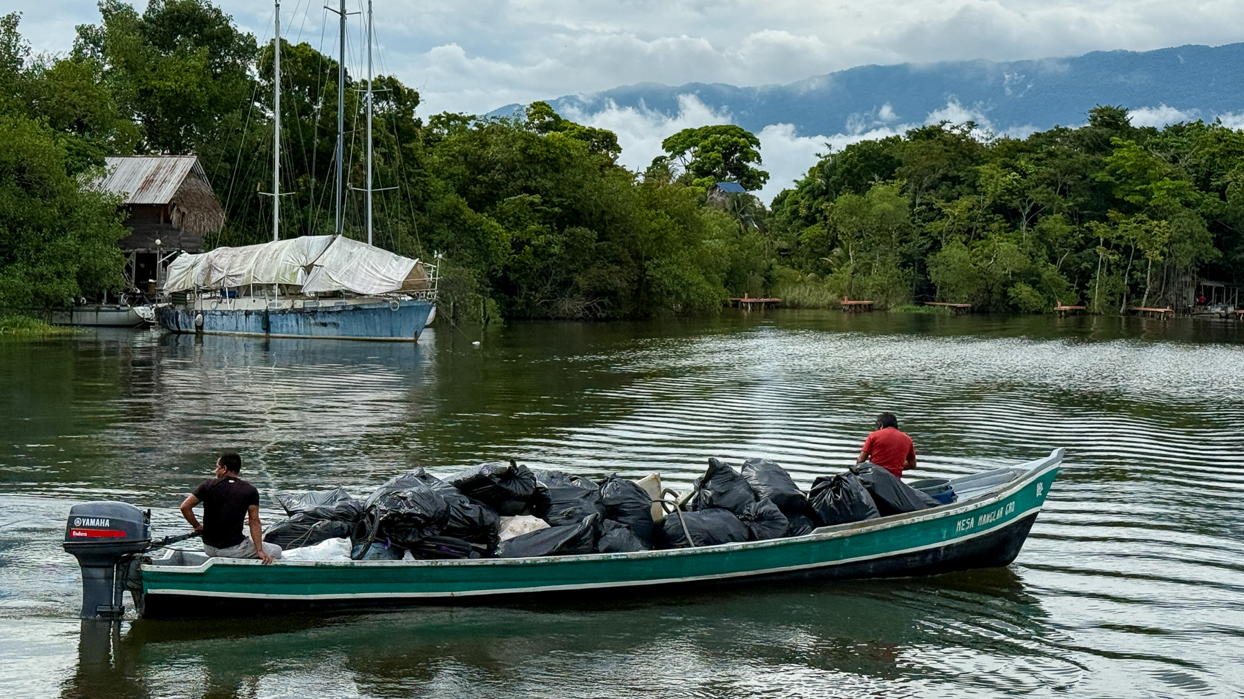 Das Müllboot kommt nur einmal pro Monat nach Cayo Quemado.