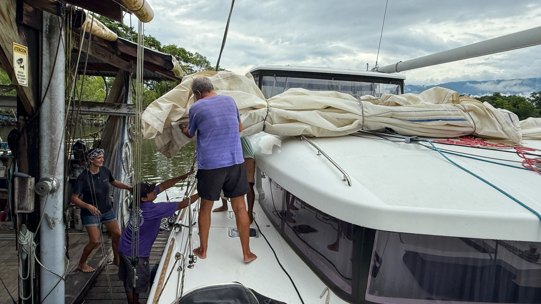 Amira bei der Segelmacherin Chloé in Cayo Quemado, Rio Dulce: Die Segel werden heruntergeholt.