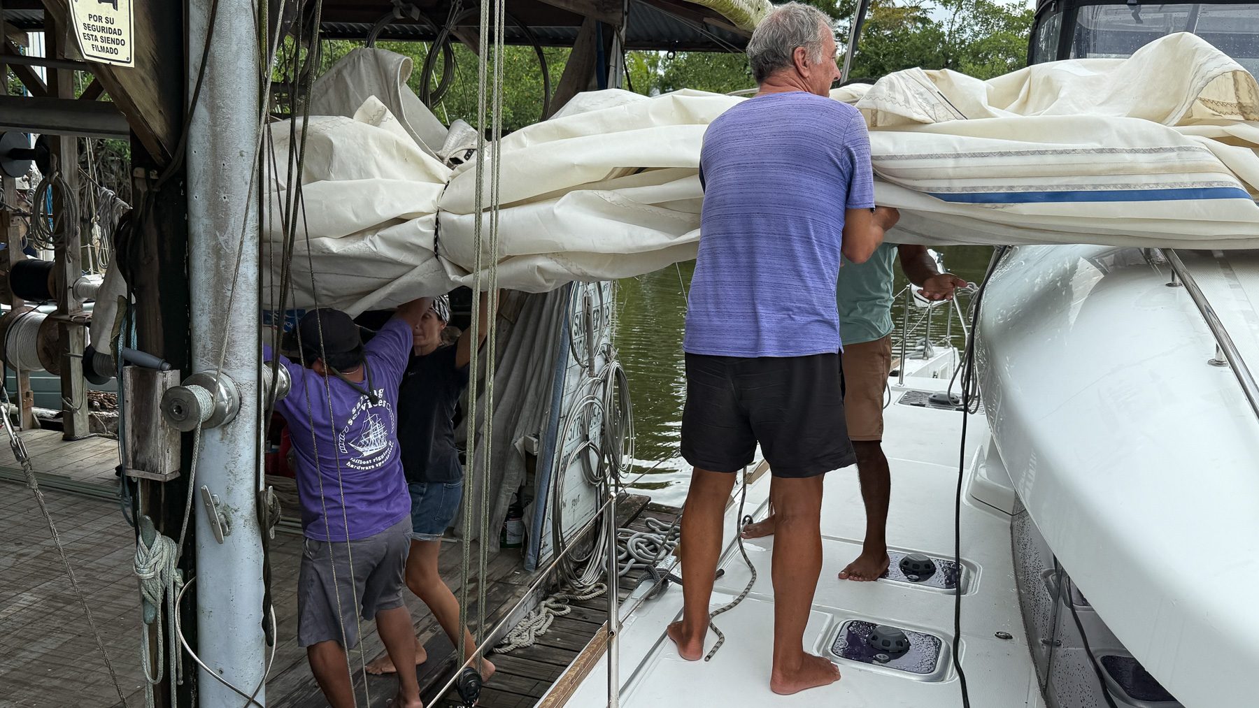 Amira bei der Segelmacherin Chloé in Cayo Quemado, Rio Dulce: Die Segel werden heruntergeholt.
