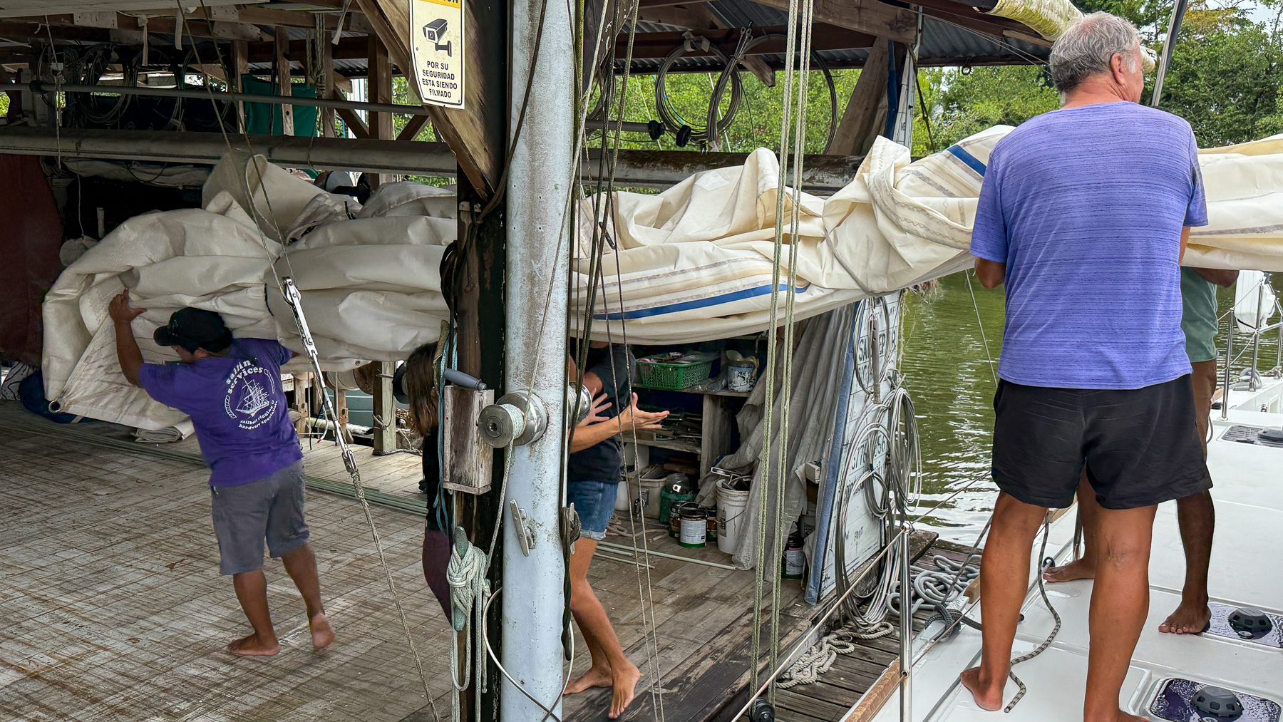 Amira bei der Segelmacherin Chloé in Cayo Quemado, Rio Dulce: Die Segel werden heruntergeholt.