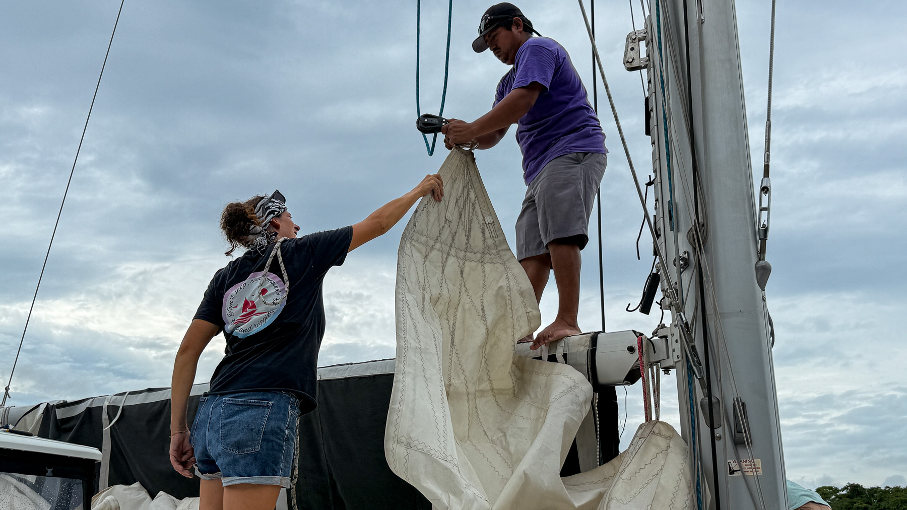 Unsere SY Amira bei der Segelmacherin Chloé in Cayo Quemado, Rio Dulce, Guatemala