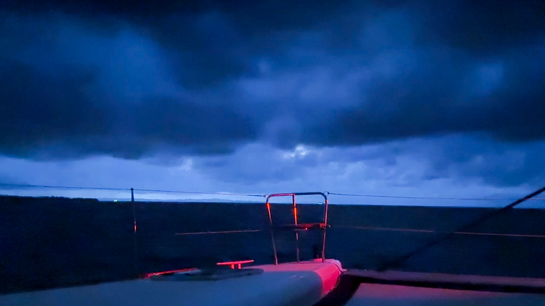Ein Blitz auf der Fahrt nach Livingston, Guatemala, erleuchtet in pechschwarzer Nacht den Himmel.