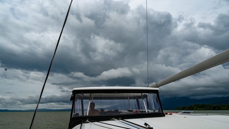 Dunkle Wolken liegen bei der Fahrt nach Guatemala über der Amira.