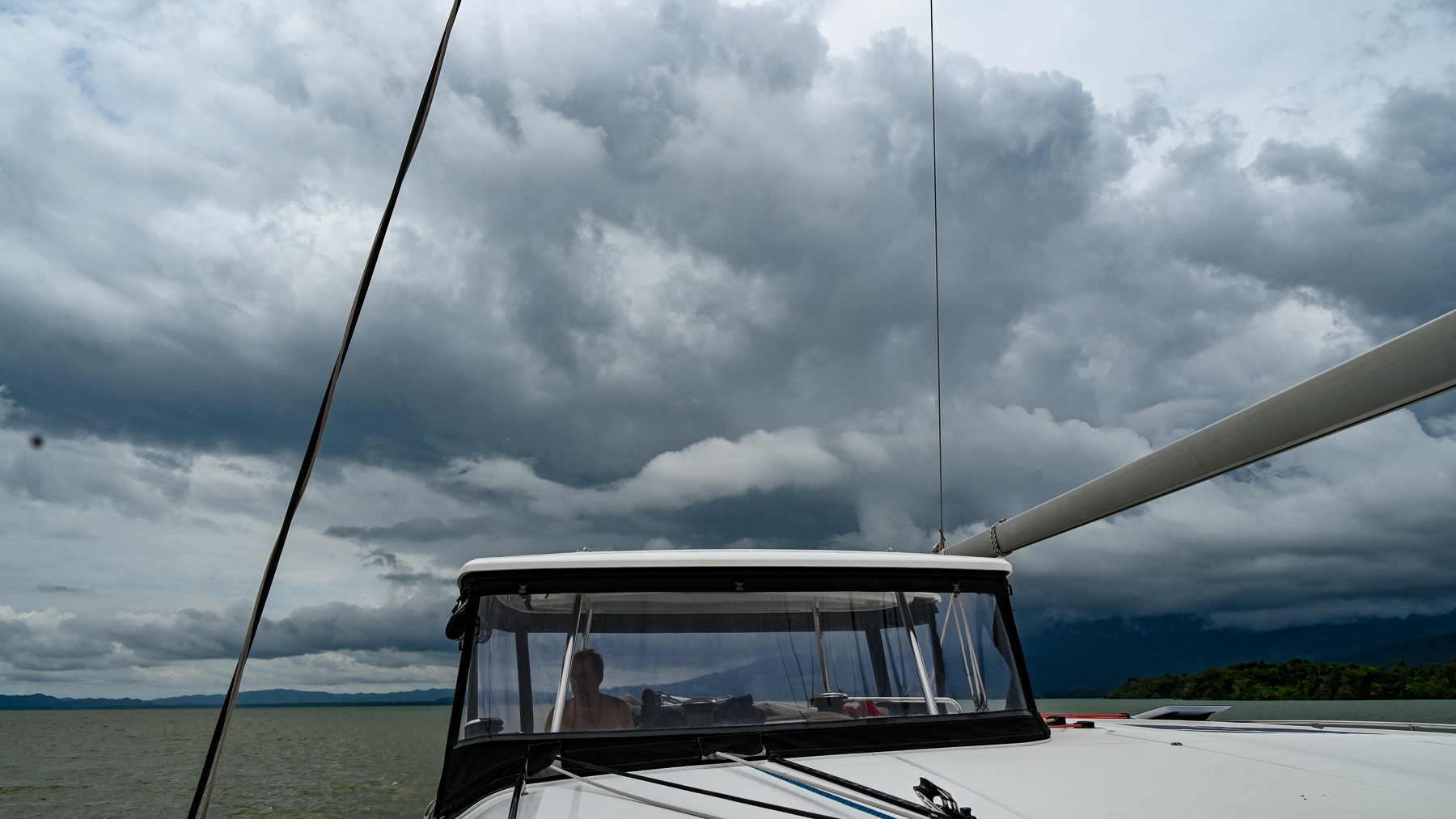 Dunkle Wolken liegen bei der Fahrt nach Guatemala über der Amira.