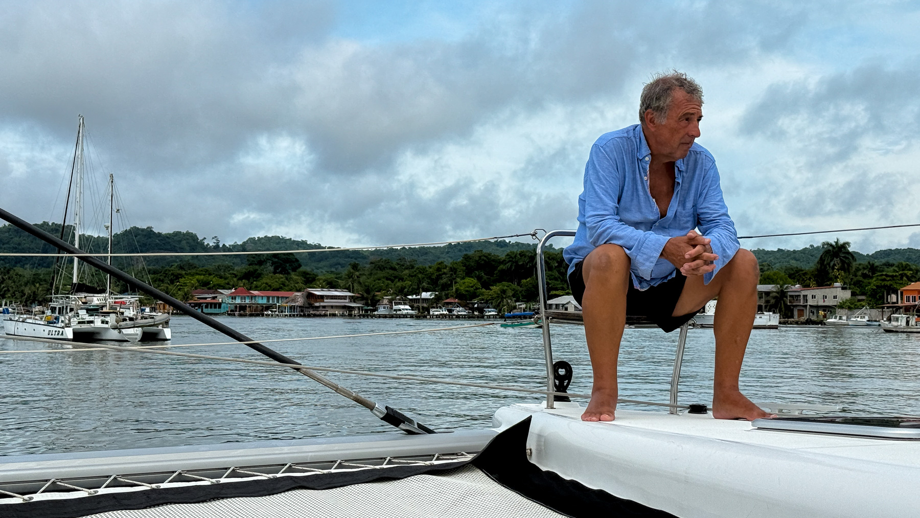 Peter wartet auf das Behördenboot in Livingston.