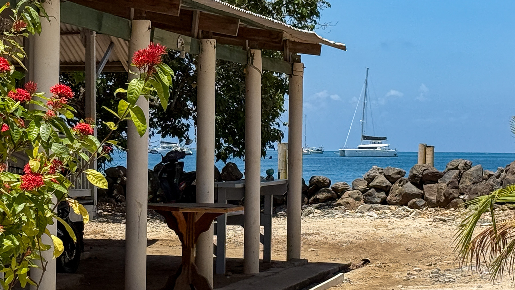 Blick auf die Amira am Ankerplatz in Utila.