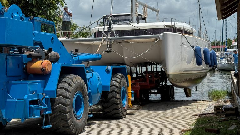 Unsere Amira wird aus dem Rio Dulce gezogen.