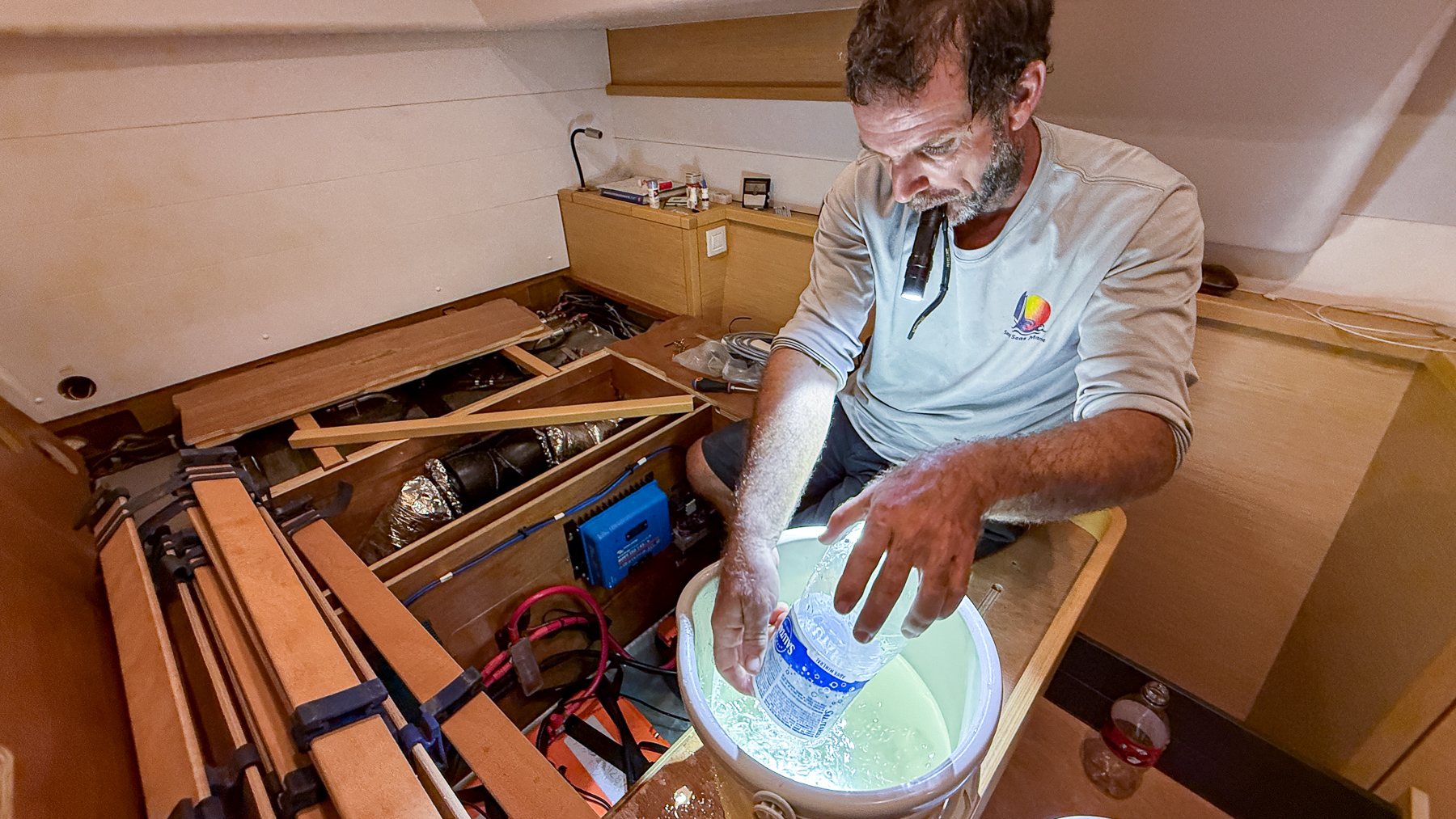 Voile Amira : Chris aide à pompé l'eau dans laquelle se trouvent les batteries au lithium