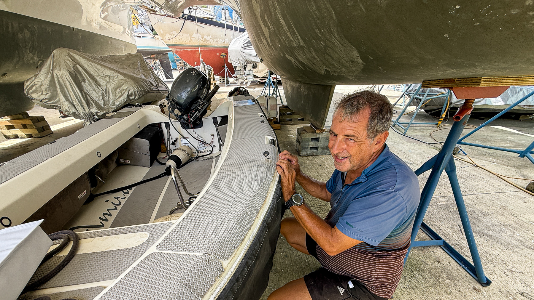 Peter travaille sur le Dinghy.