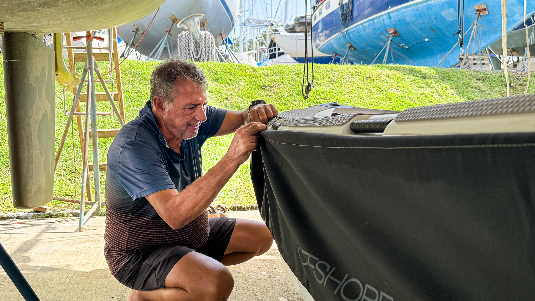Peter ajuste le rembourrage de protection du dinghy.