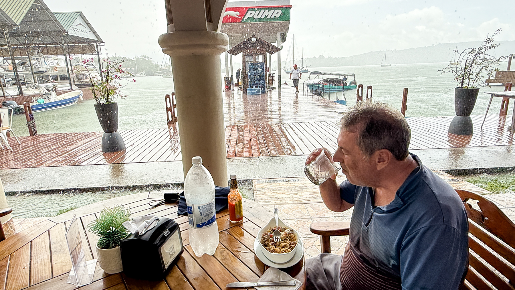Peter déjeune à la station-service située sur le site de RAM, près du Rio Dulce.