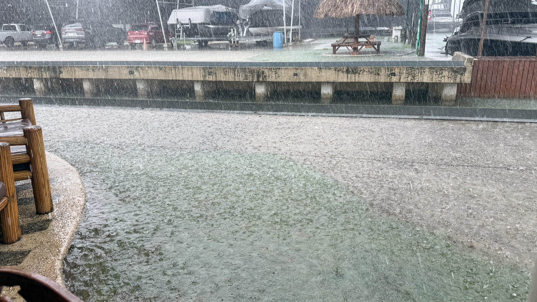 Saison des pluies sur le Rio Dulce : à la marina RAM aussi, le niveau de l'eau monte. De la pelouse, il n'y a déjà plus rien à voir.