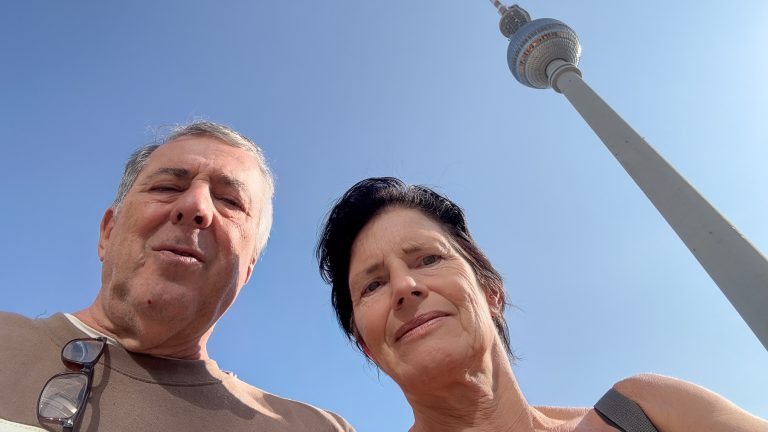 Der Heimaturlaub in Berlin wird für Peter und Renate zum Albtraum.