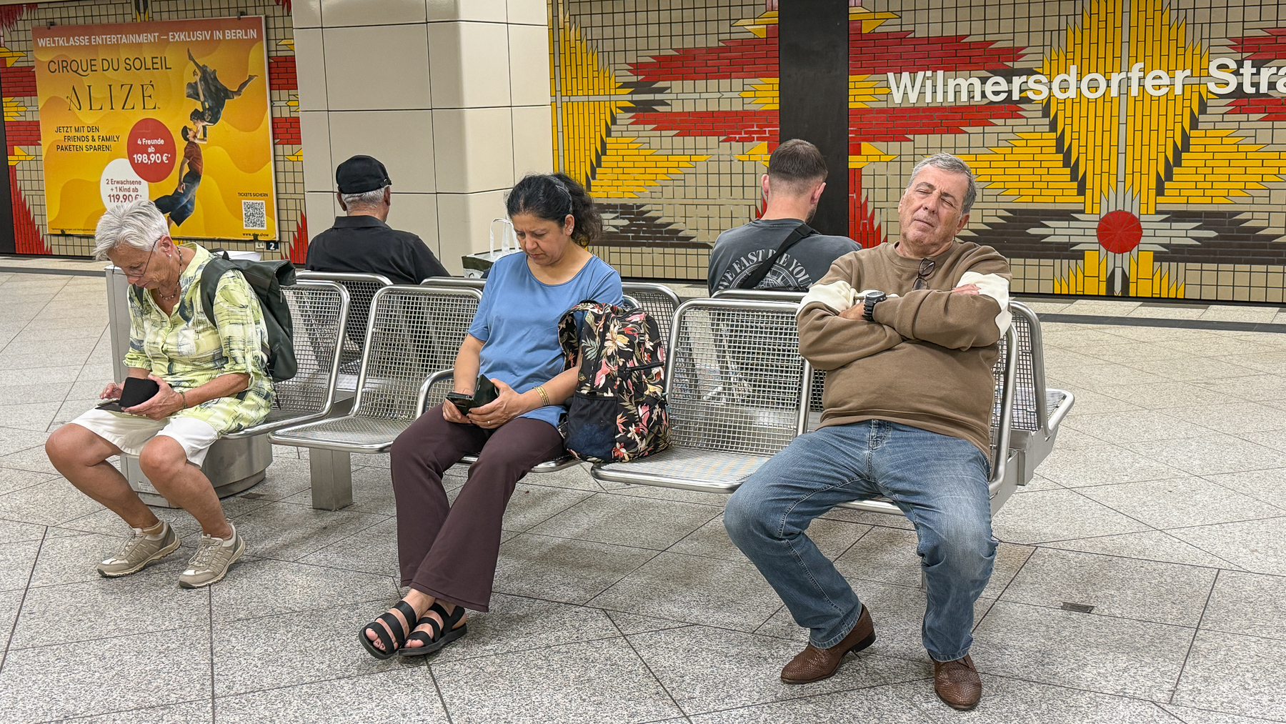 Peter schläft überall ein, wie hier in einer Berliner U-Bahn-Station.