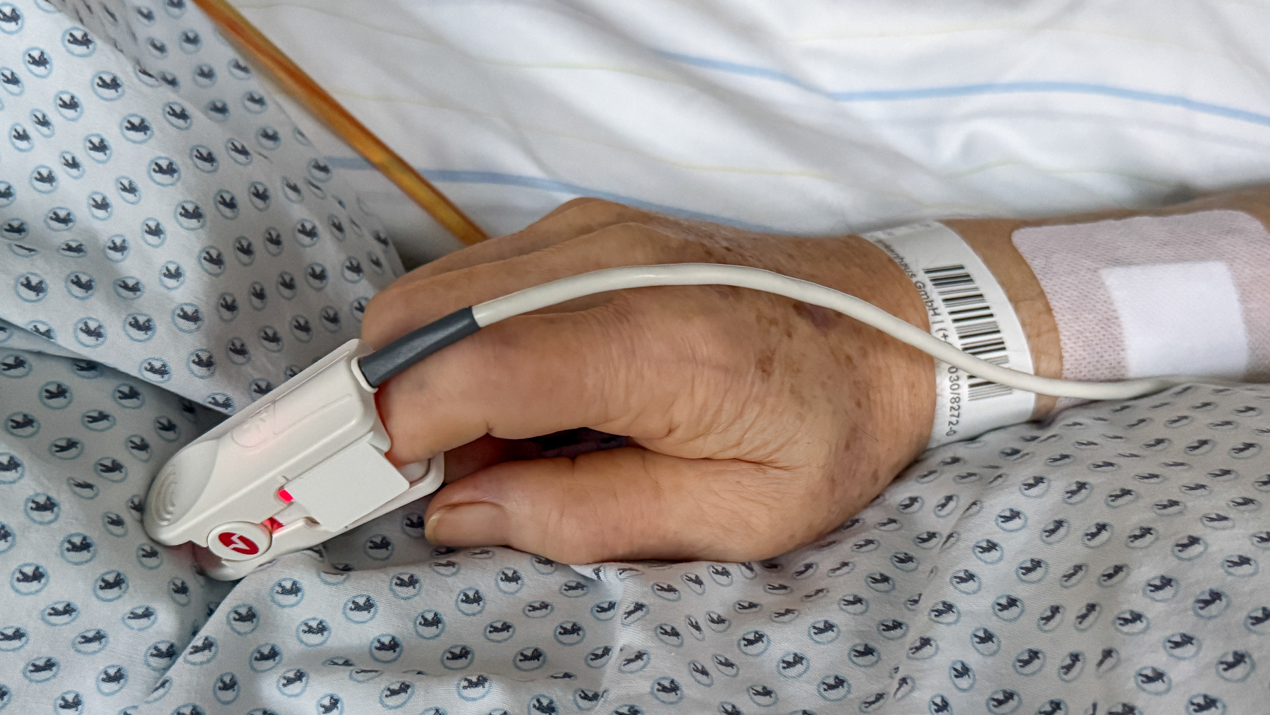 Die Hand von Renates Vater in der Intensivstation: Clip am Finger.