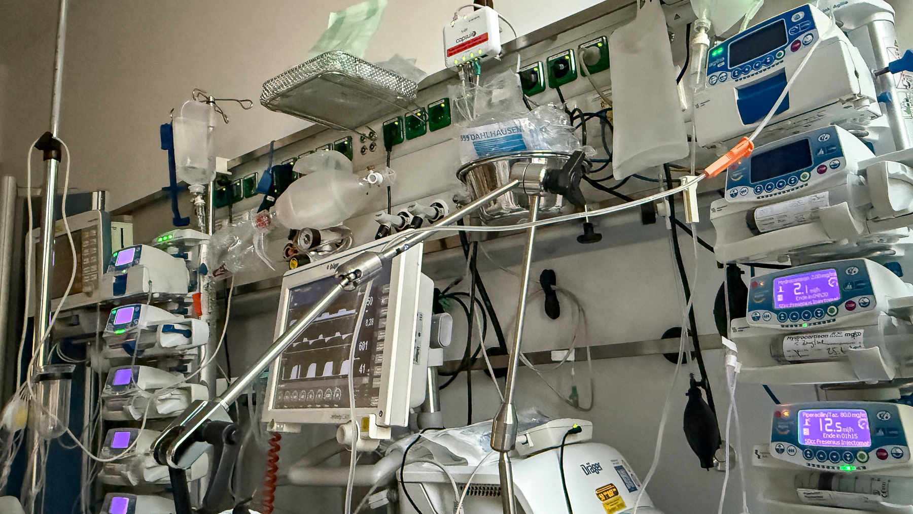 Intensivstation: Blick auf einen Teil der Geräte sowie die Infusions- und Spritzpumpen über dem Bett von Renates Vater.