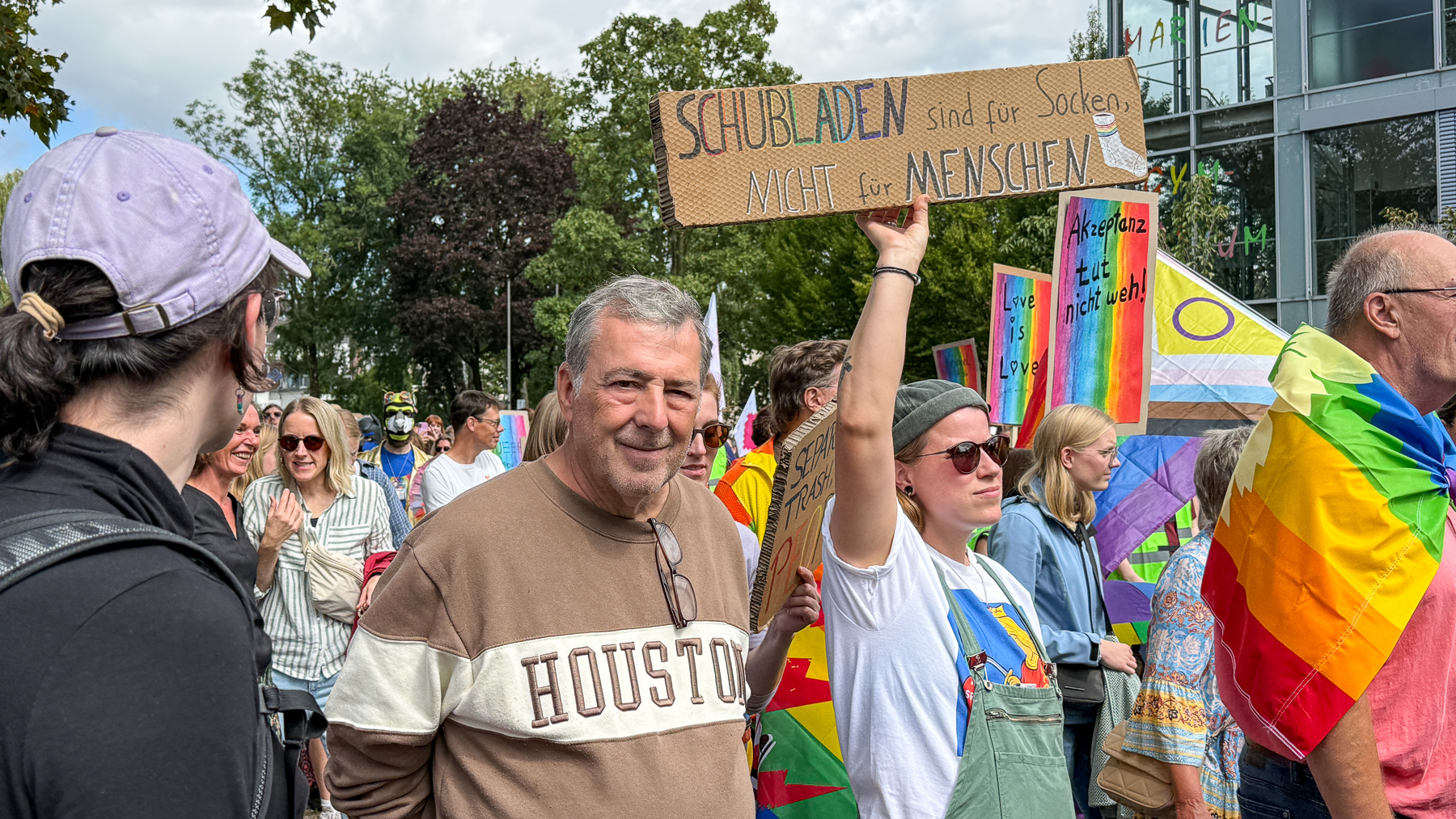 Peter auf dem CSD in Bocholt. Wir begleiten unser queeres Kind mit PartnerIn.